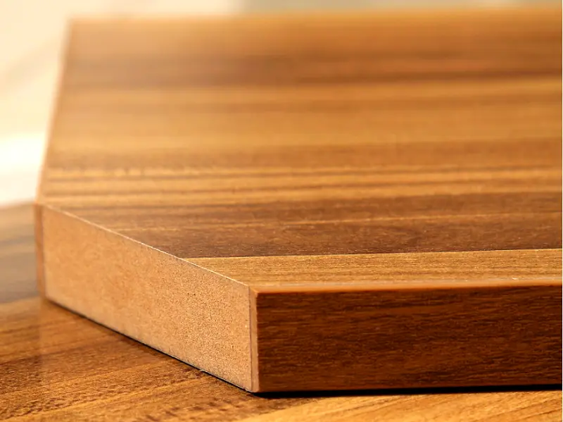 Станок для кромкования в работе с правильным нанесением клея для качественной отделки древесины